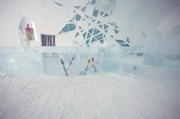 ICEHOTEL_icebar03